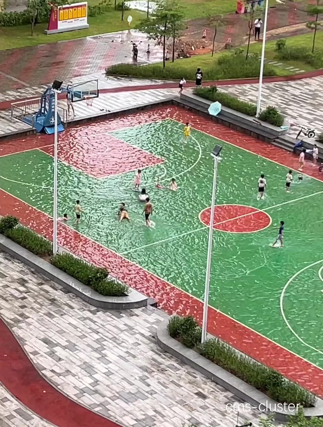 篮球场地积水问题