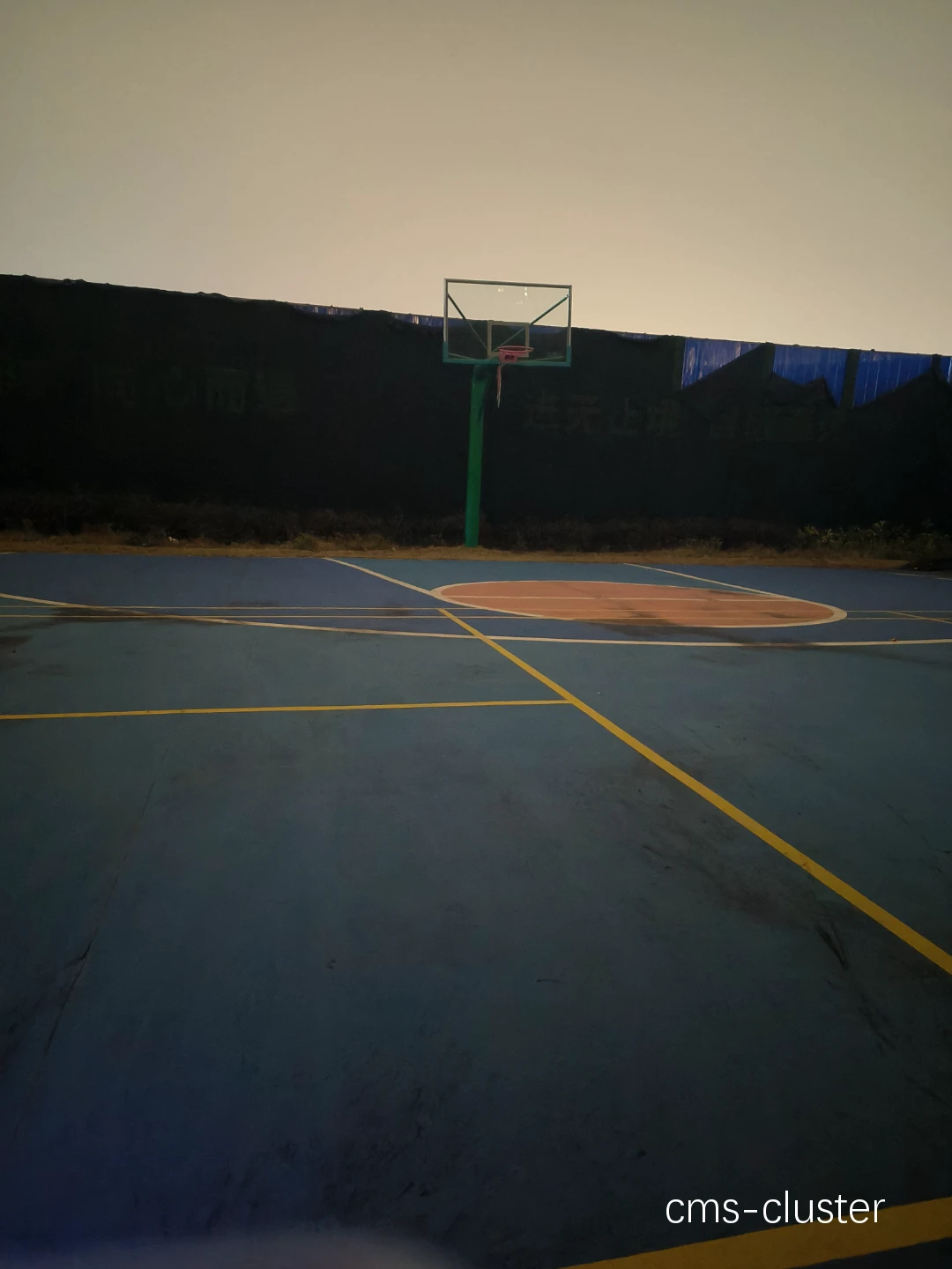 篮球场地夜景图