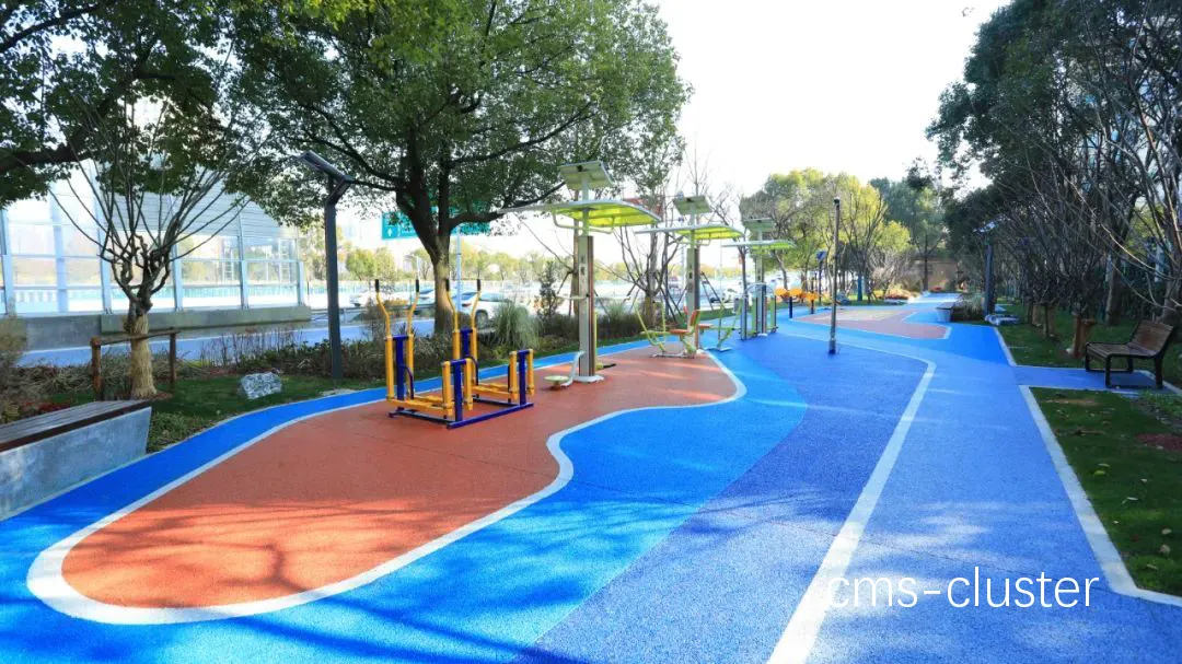 城市公园中的篮球场与自行车赛道
