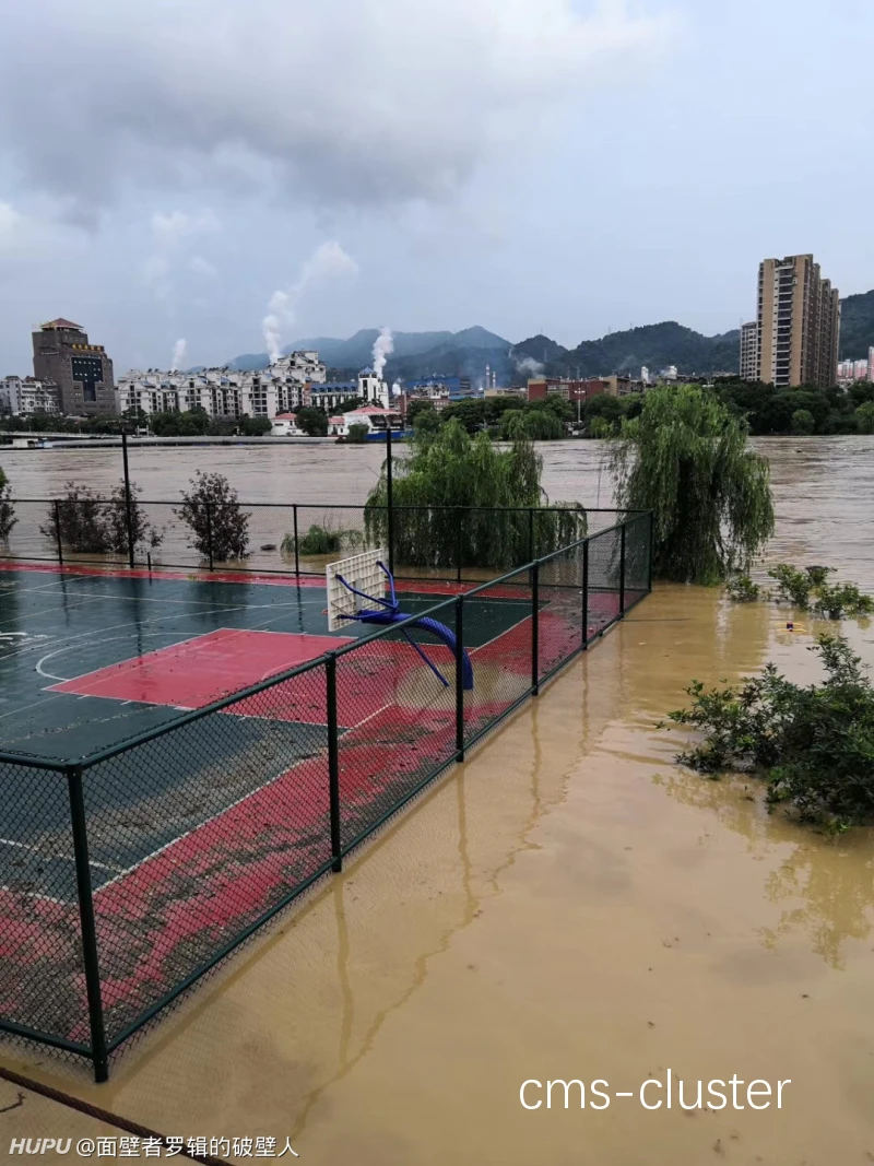 篮球场地积水问题