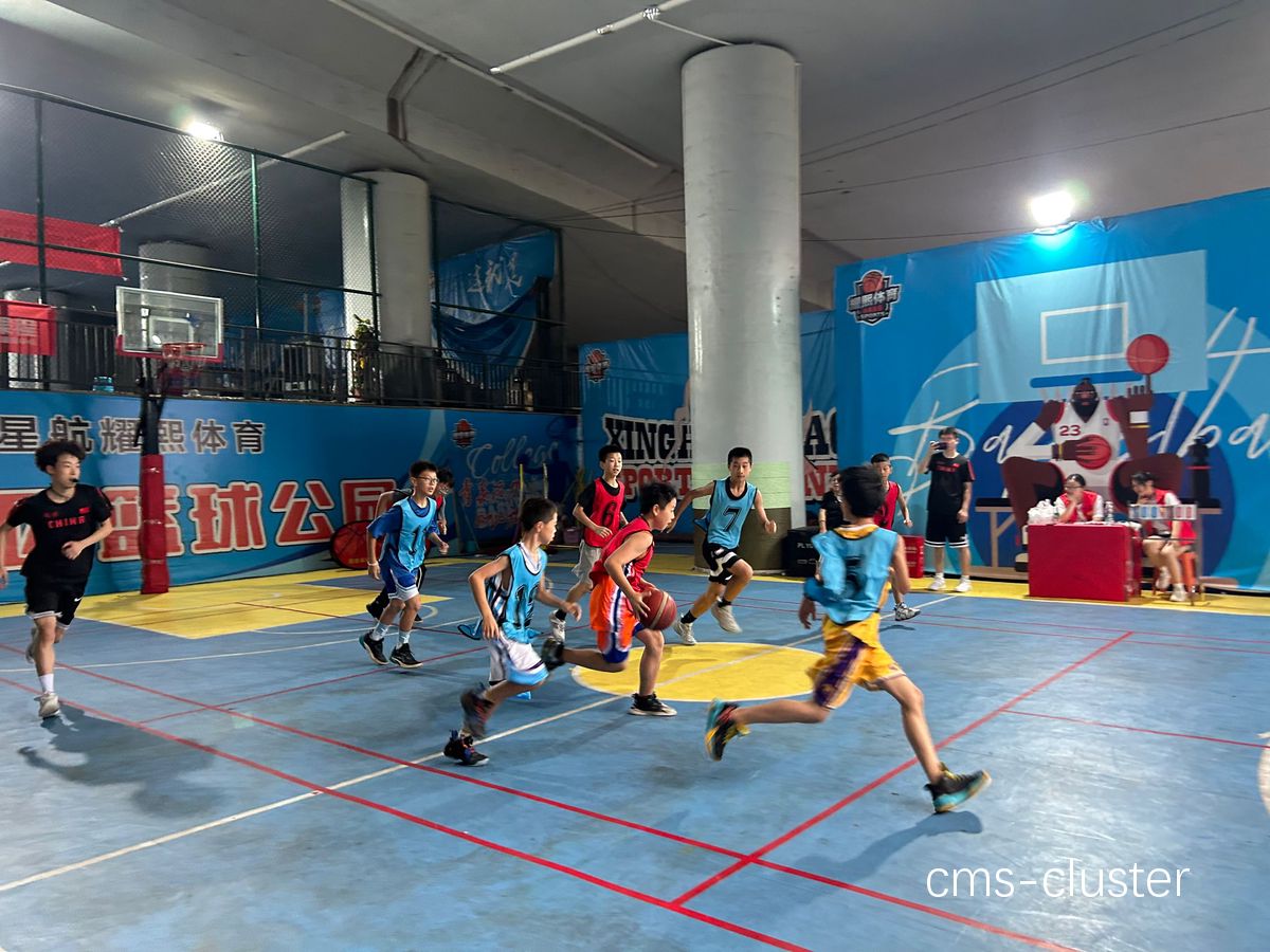 青少年在篮球场旁的马拉松跑道上训练