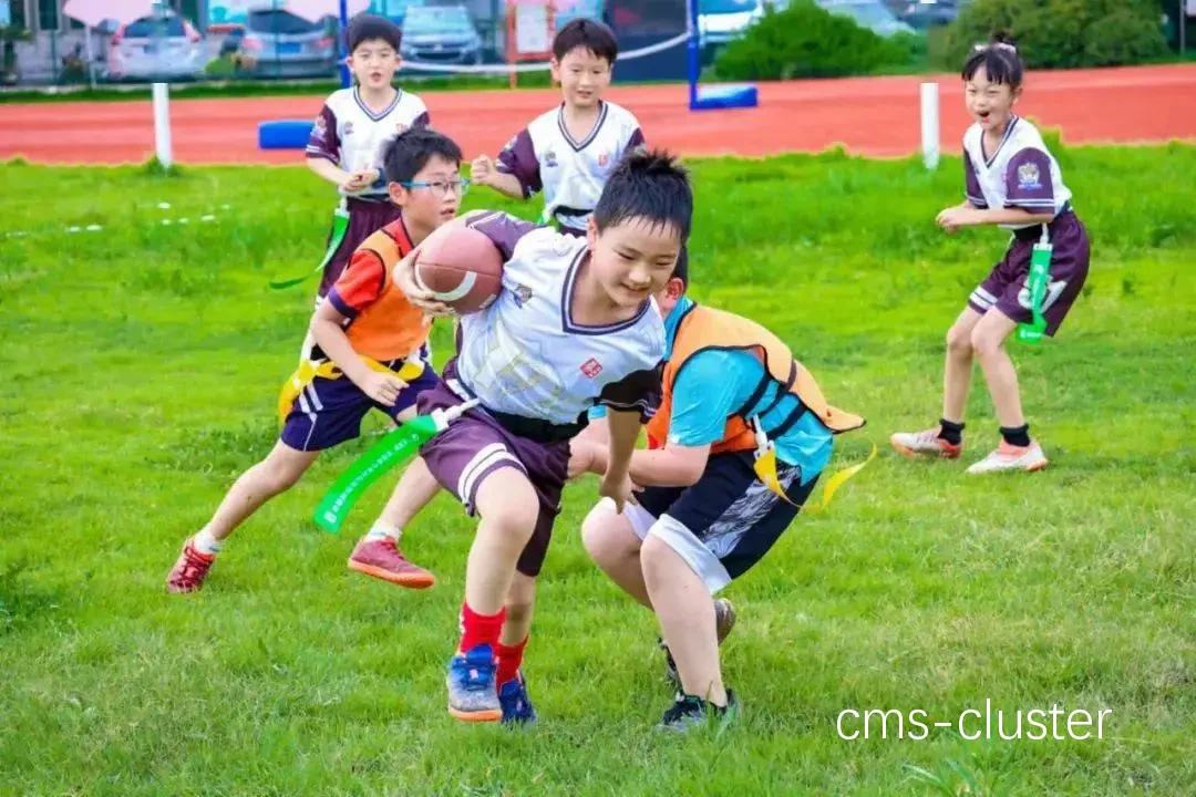 青少年在篮球场与自行车赛道上锻炼