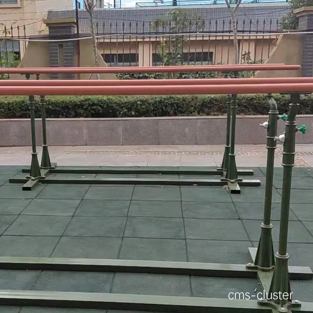 双杠设备的老化问题