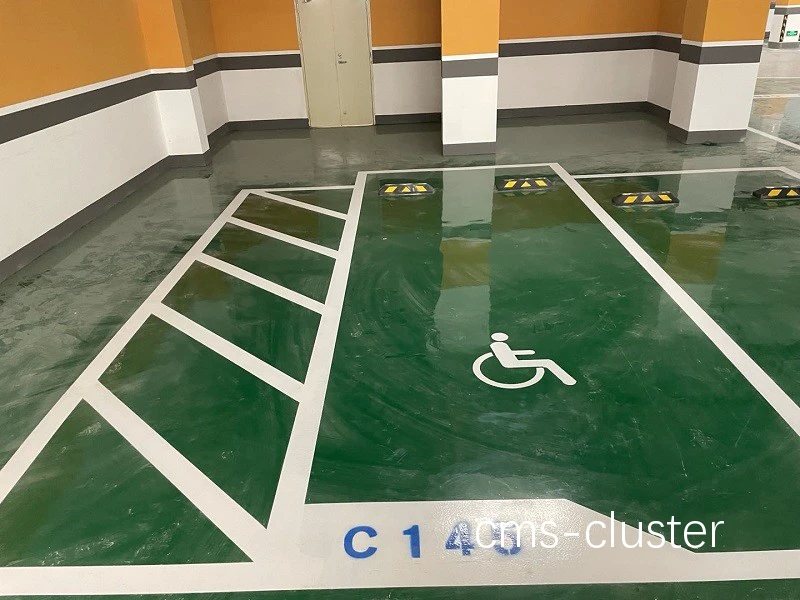 篮球场地中的残疾人车位