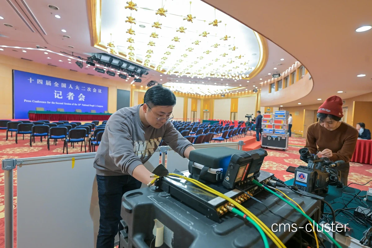 技术人员正在对转播车的信号稳定性进行测试。 信号稳定性测试