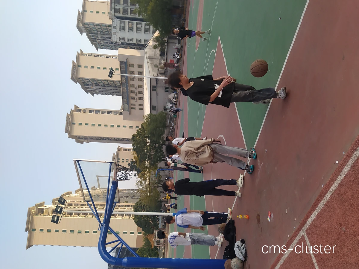 学校篮球场使用场景