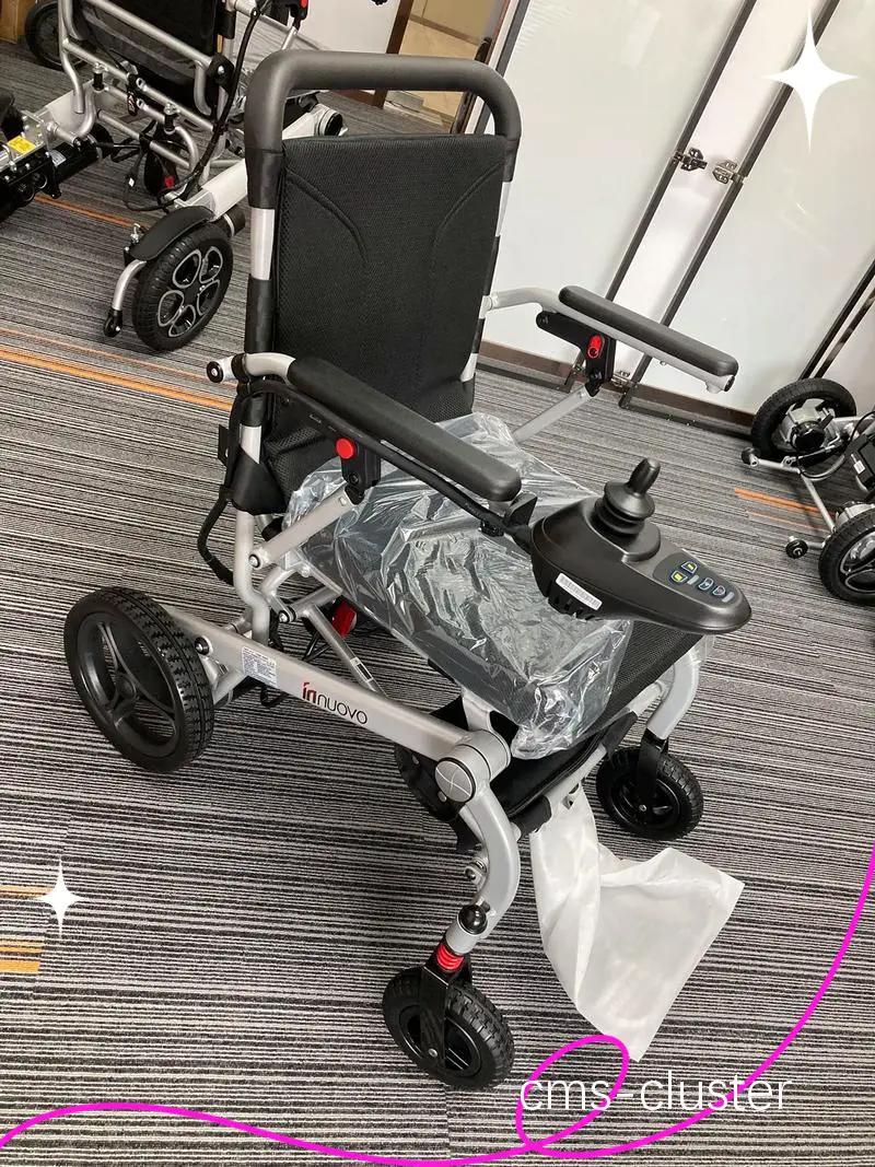 不同材料的轮椅通道对比