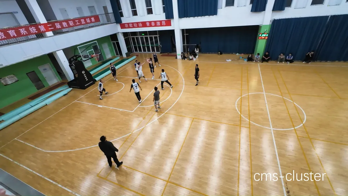 地铁站附近的篮球场地