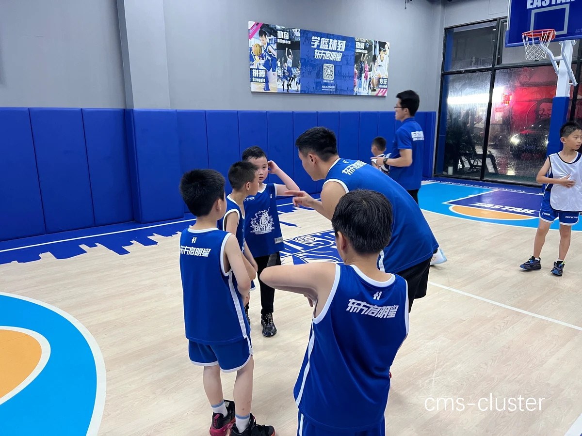 篮球场上的学生