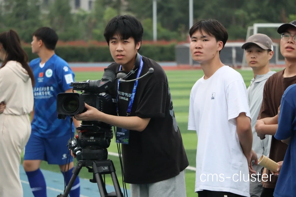 学生操作转播车
