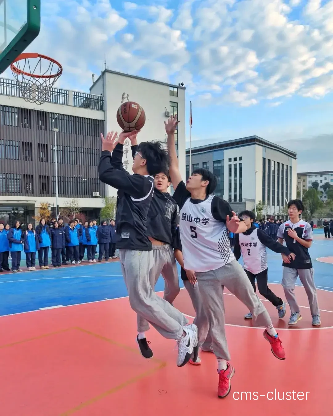 学生在篮球场上快乐运动