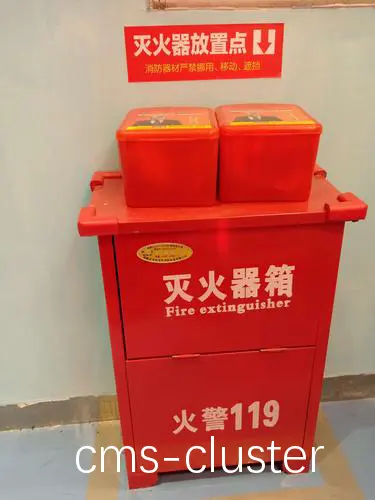 篮球场内的灭火器