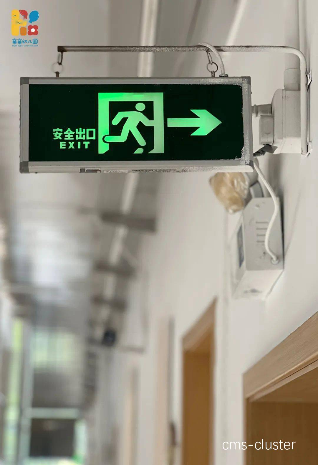 老年人参观篮球场地