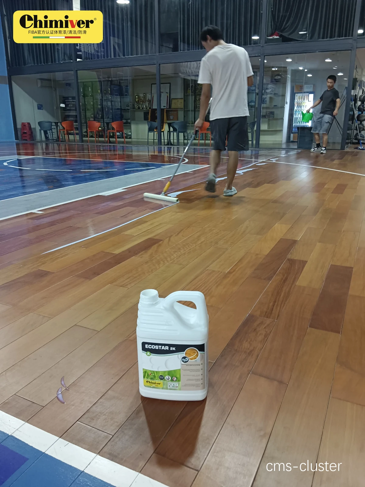 场馆运营人员如何维护篮球场的媒体工作区?