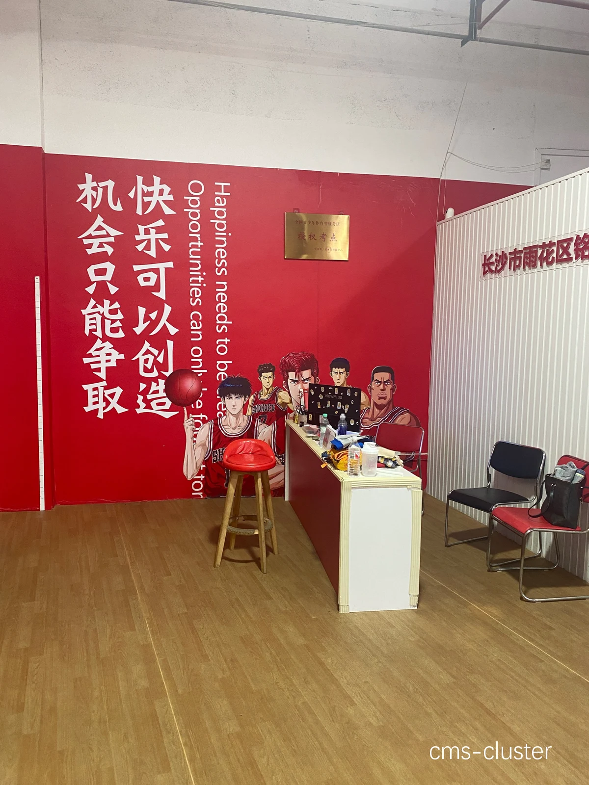 如何布置篮球场媒体工作区以提高工作效率?
