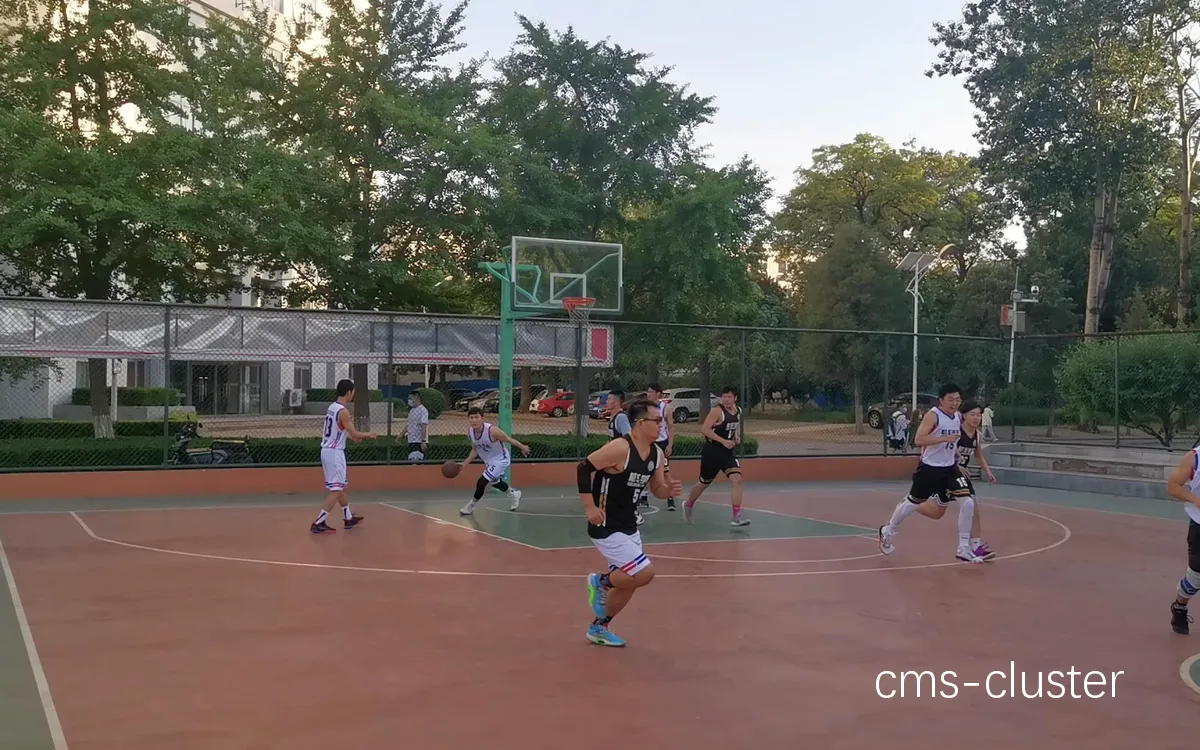 学生常去的带有篮球设施的摩托车场