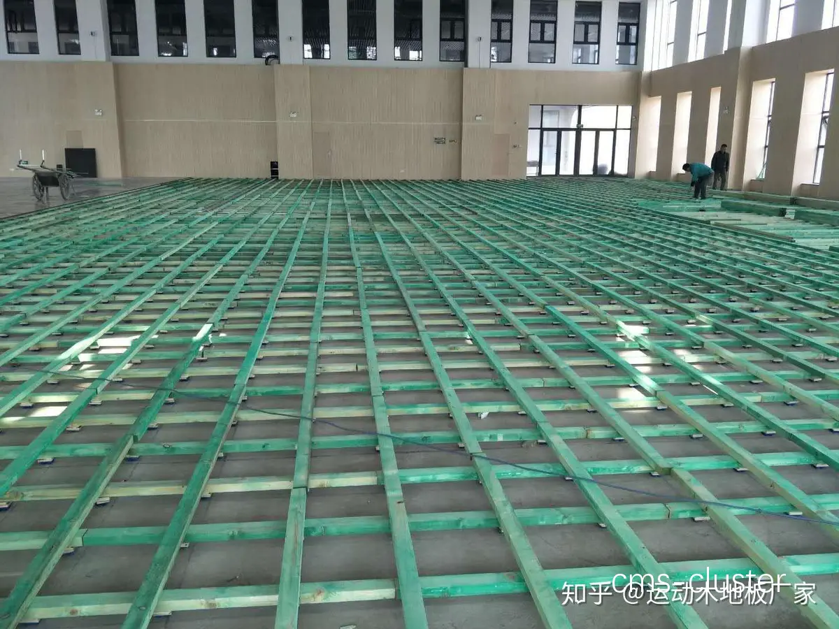 如何在篮球场摄影区安装防震平台