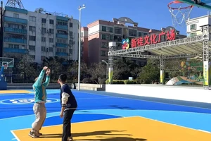  老年人适合的地铁站附近篮球场地有哪些？