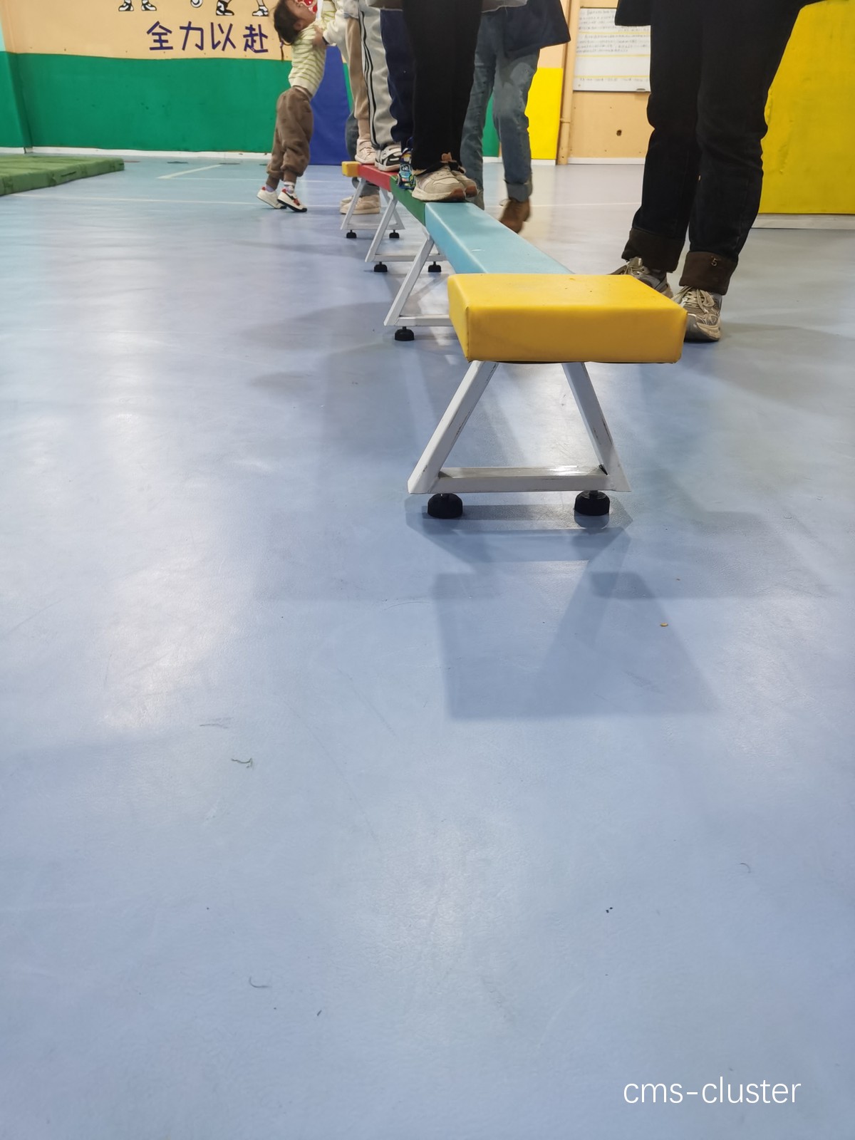 老年人在篮球场旁的儿童游乐区能做什么