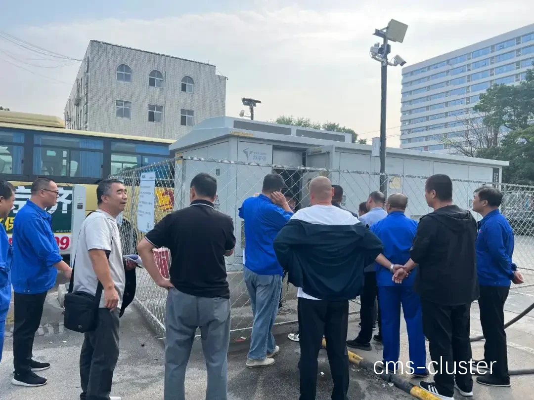 如何维护篮球场地内的充电站设施?
