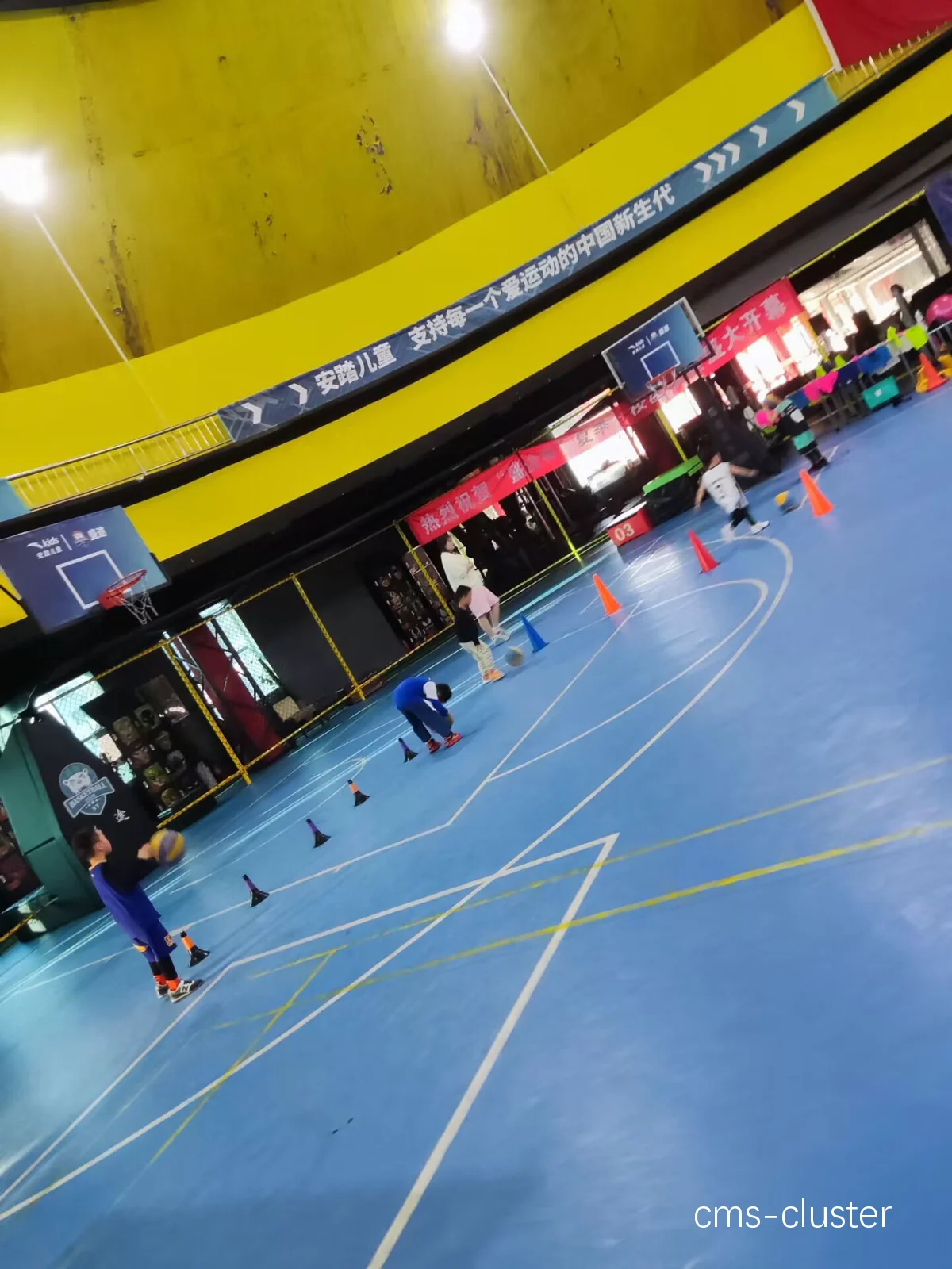 学校篮球场地应该如何配置教练席?