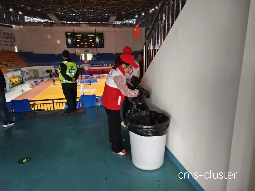 志愿者如何帮助视障人士在篮球场使用盲道