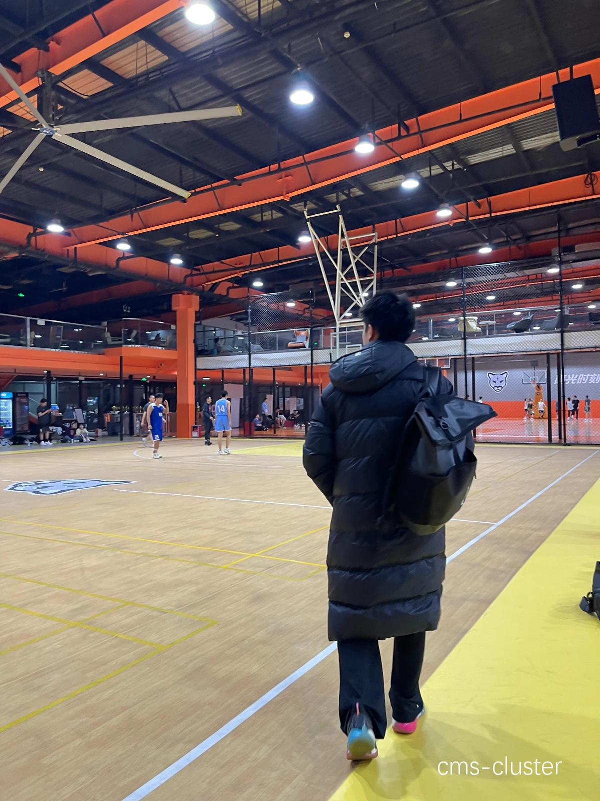 老年人在滑雪场打篮球需要注意什么