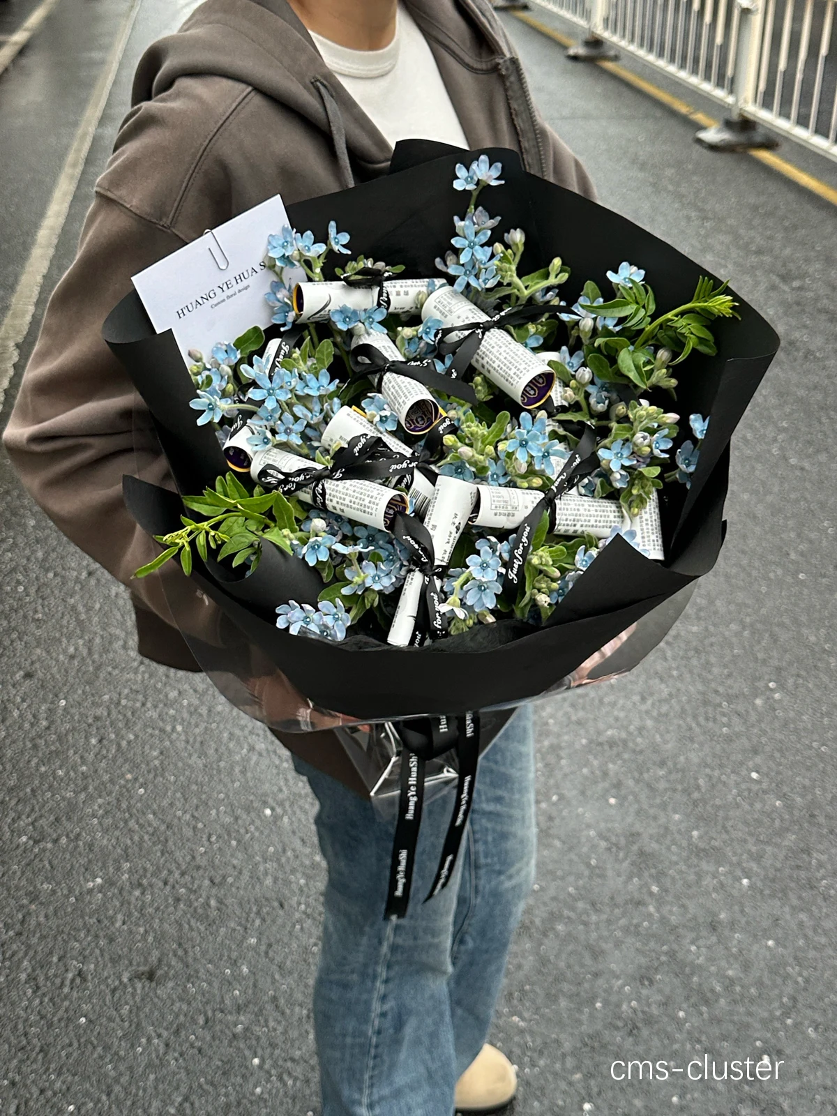  如何在篮球场上布置鲜花和纪念品：打造独特而难忘的球场氛围