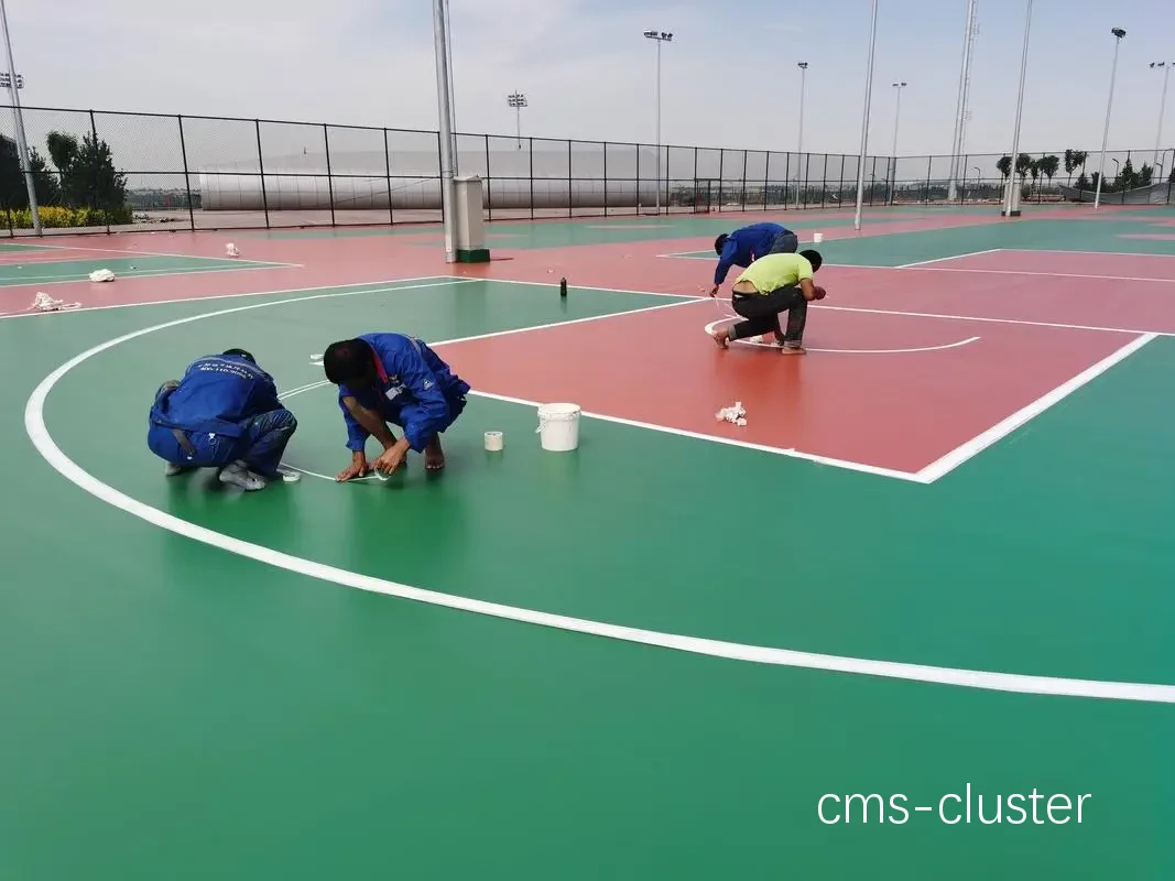如何修复篮球场地边线上的裂缝?