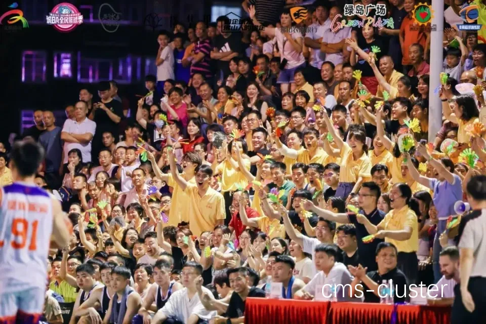  如何在篮球场上设置观众席以容纳更多人参加送别仪式？