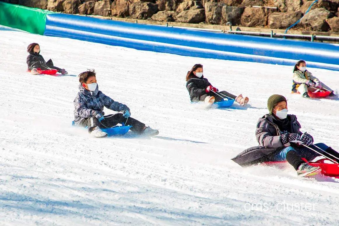 亲子游在滑雪场体验篮球的乐趣