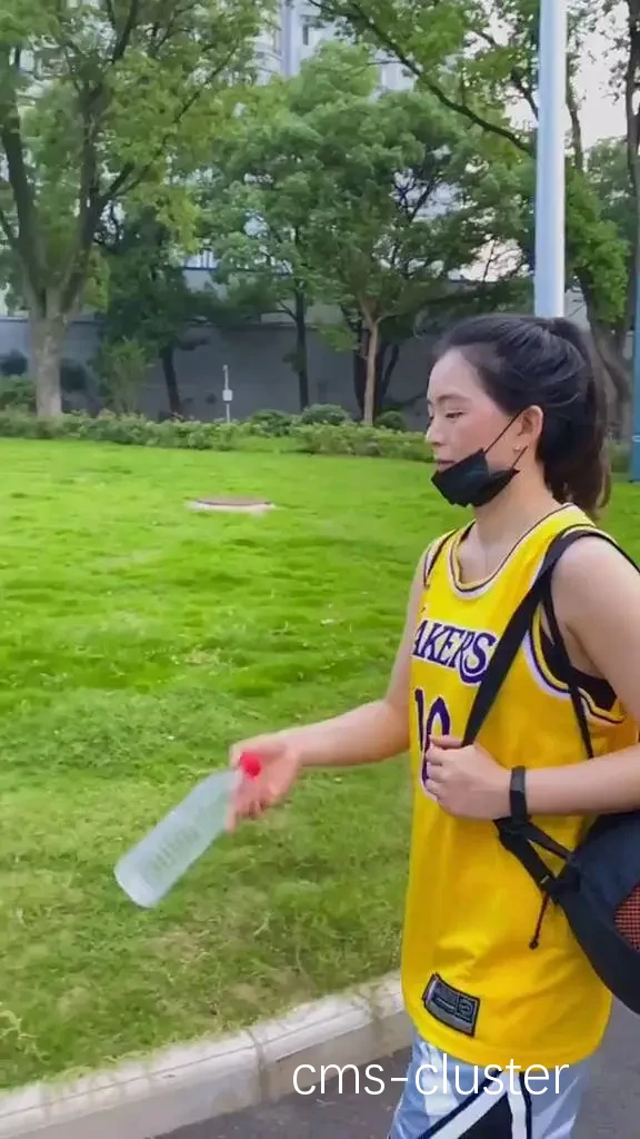 如何确保篮球场地的水瓶卫生安全?