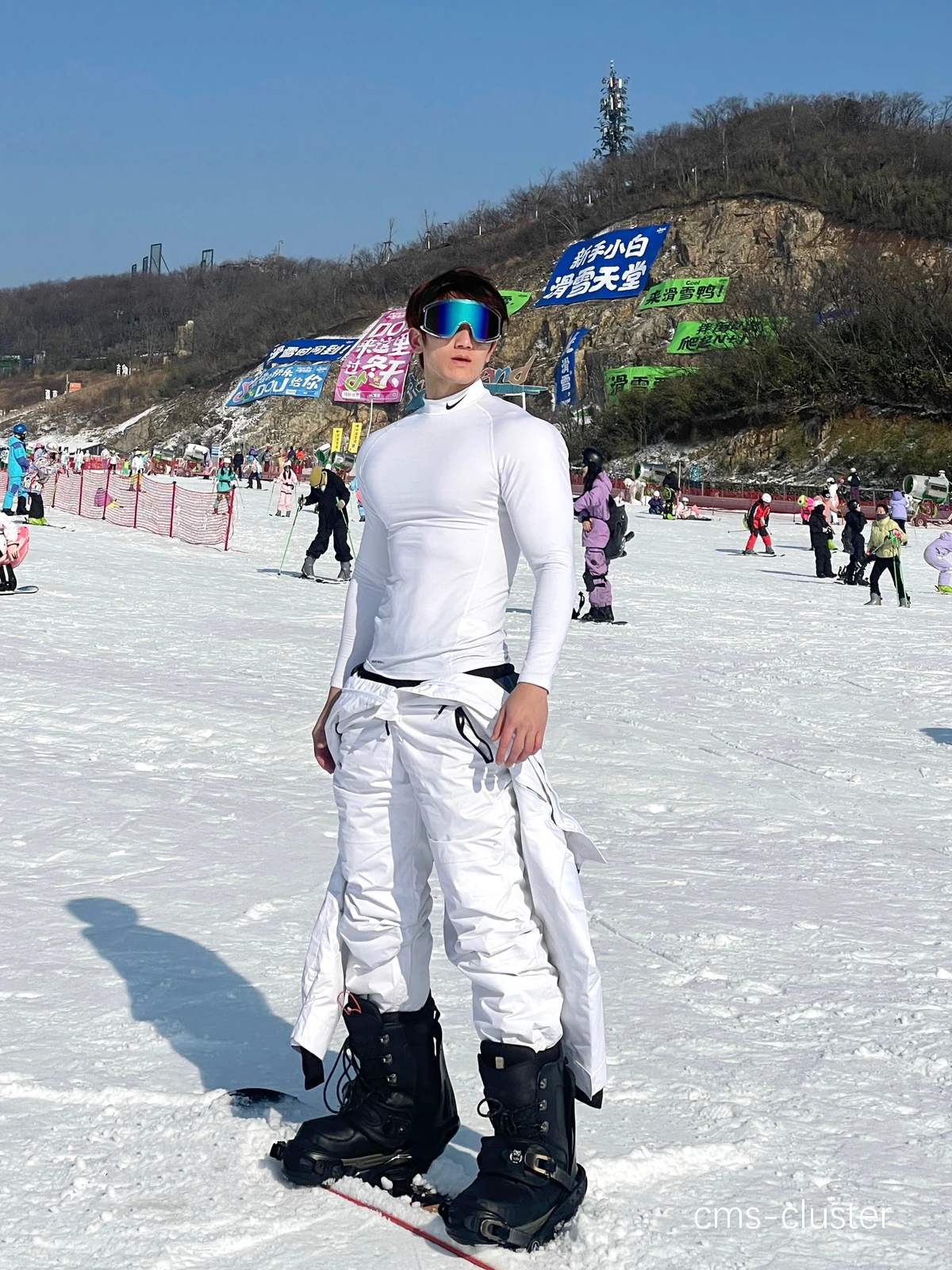 商务人士在滑雪场放松打篮球的选择