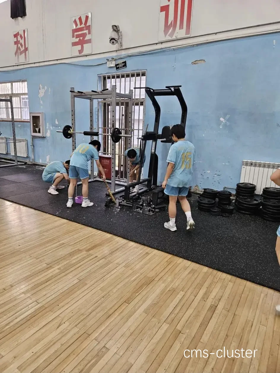 老年人如何安全地在橄榄球场上进行篮球活动?