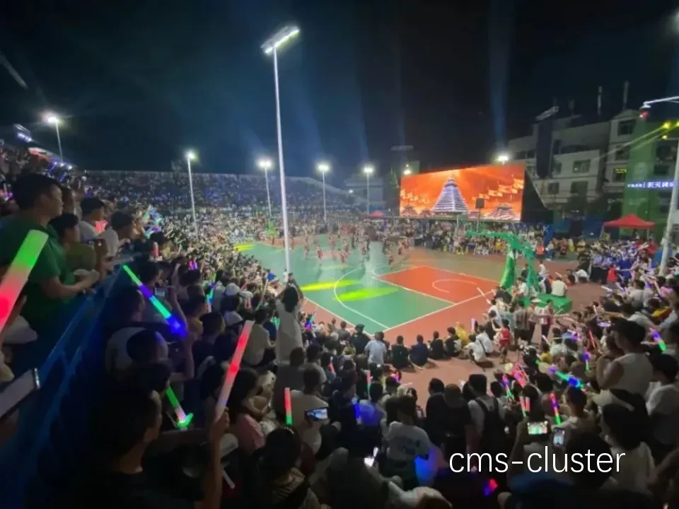学生群体在篮球馆观看演唱会的最佳位置