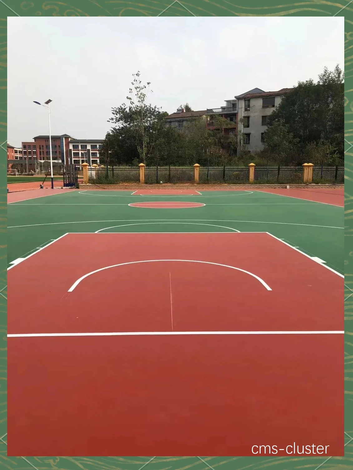 为什么篮球场地面材料会影响防晒霜的选择?