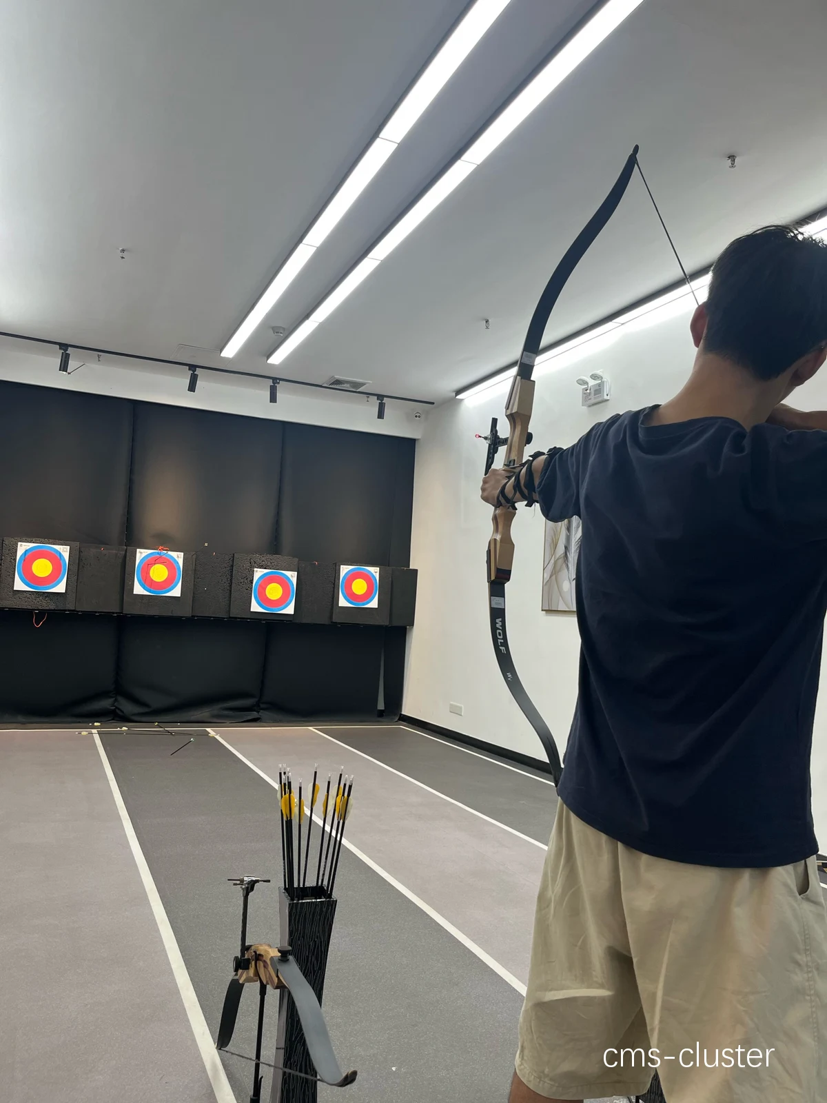 如何确保射箭场的安全性以适应篮球训练?
