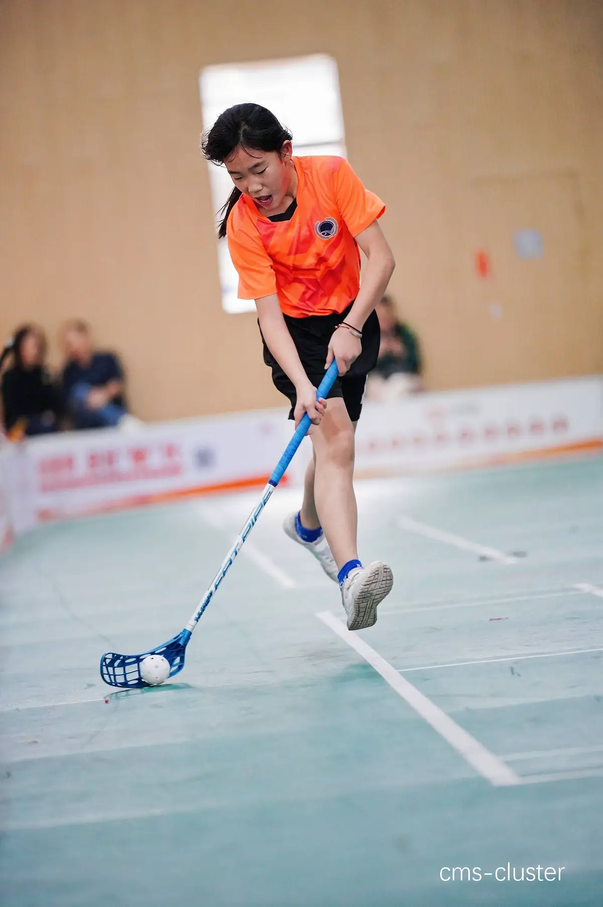 为什么旱冰场的地面对篮球运动不友好