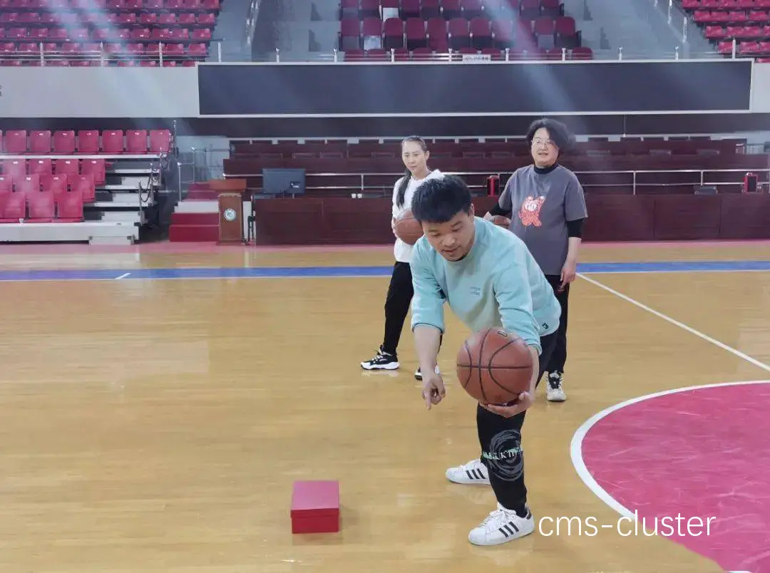 学生如何在龙舟场练习篮球技巧