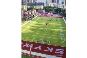  为什么橄榄球场的地面不适合篮球运动？