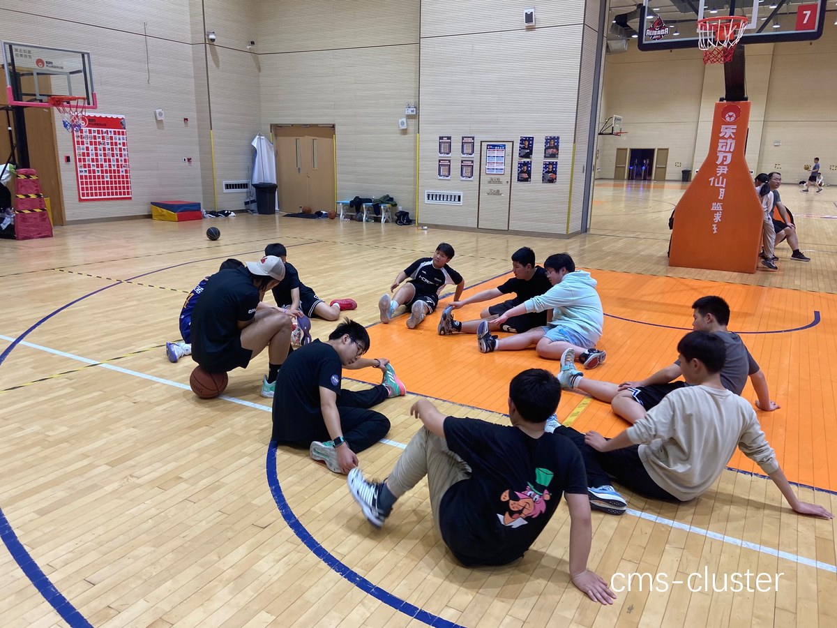 中学生篮球团队训练的散打馆