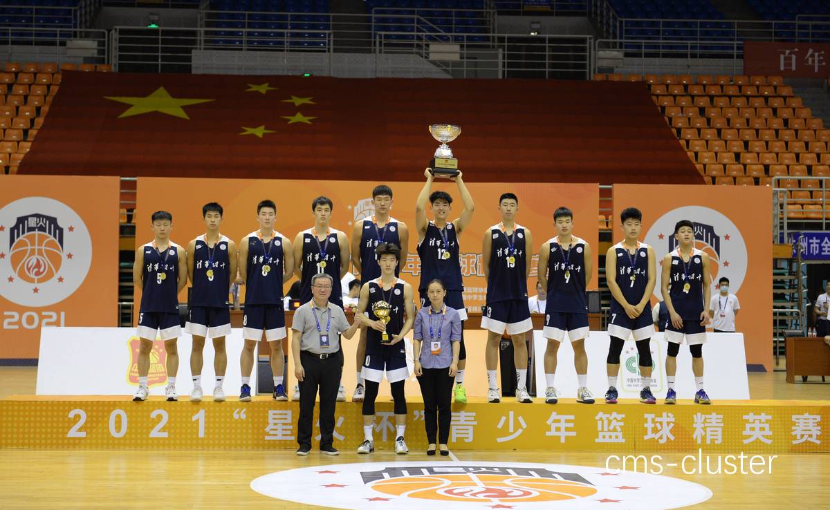 青少年篮球运动员如何参与篮球场地的颁奖典礼