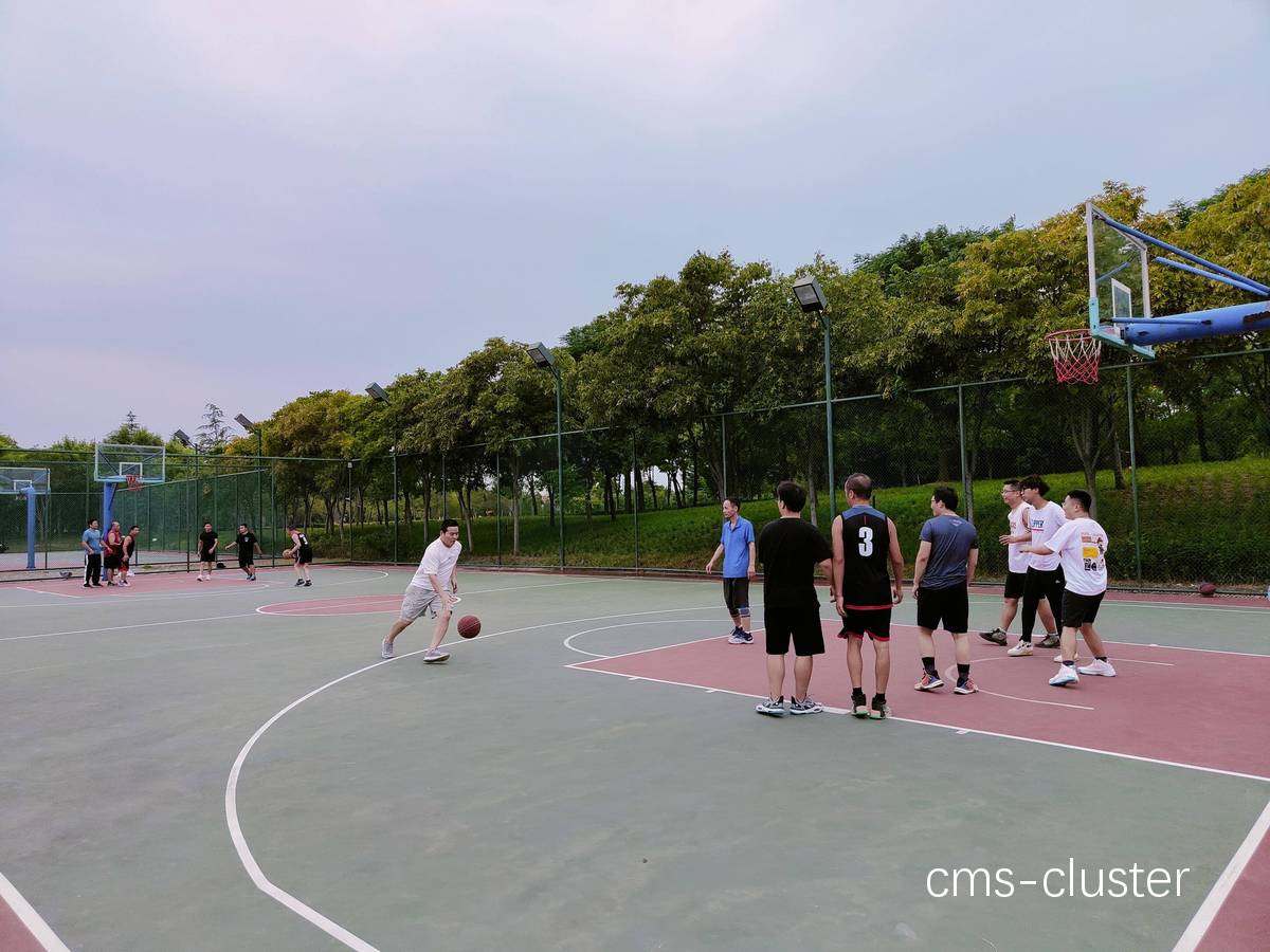 如何确保篮球场地的蒸汽房安全可靠?