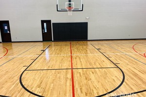  青少年篮球训练营地板材料选择指南：性能、安全与最新趋势