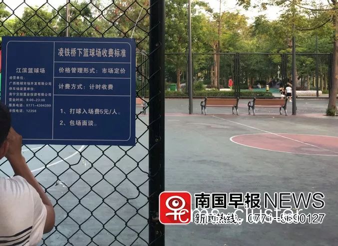 为什么篮球场需要安装交通指示牌?